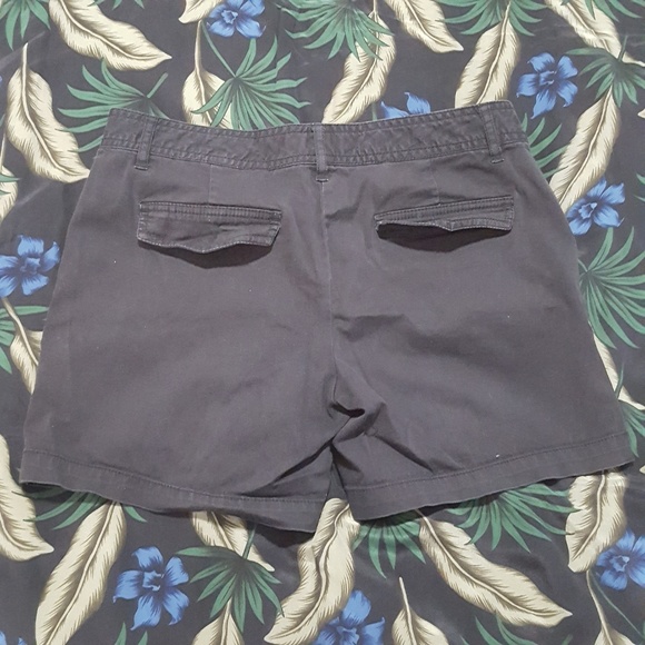 Michael Kors 4-pocket shorts with MK charm, Size 6 - Picture 3 of 7